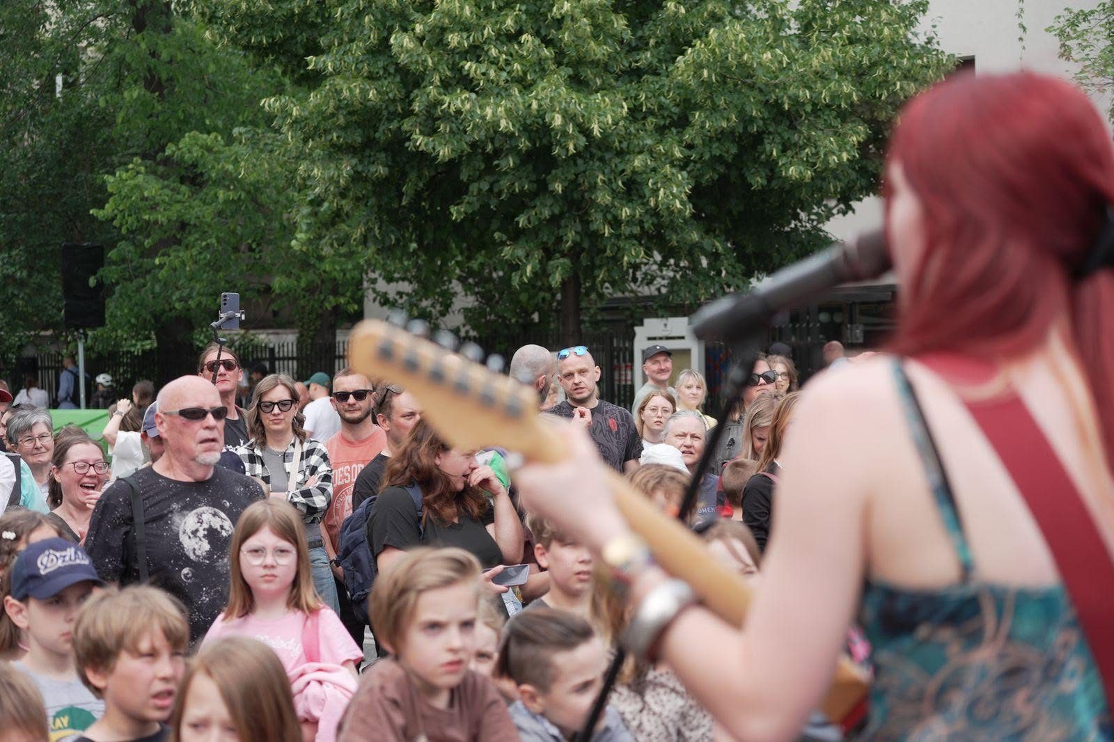 Wokalistka Szkoły Rocka śpiewa przed publicznością podczas plenerowego koncertu