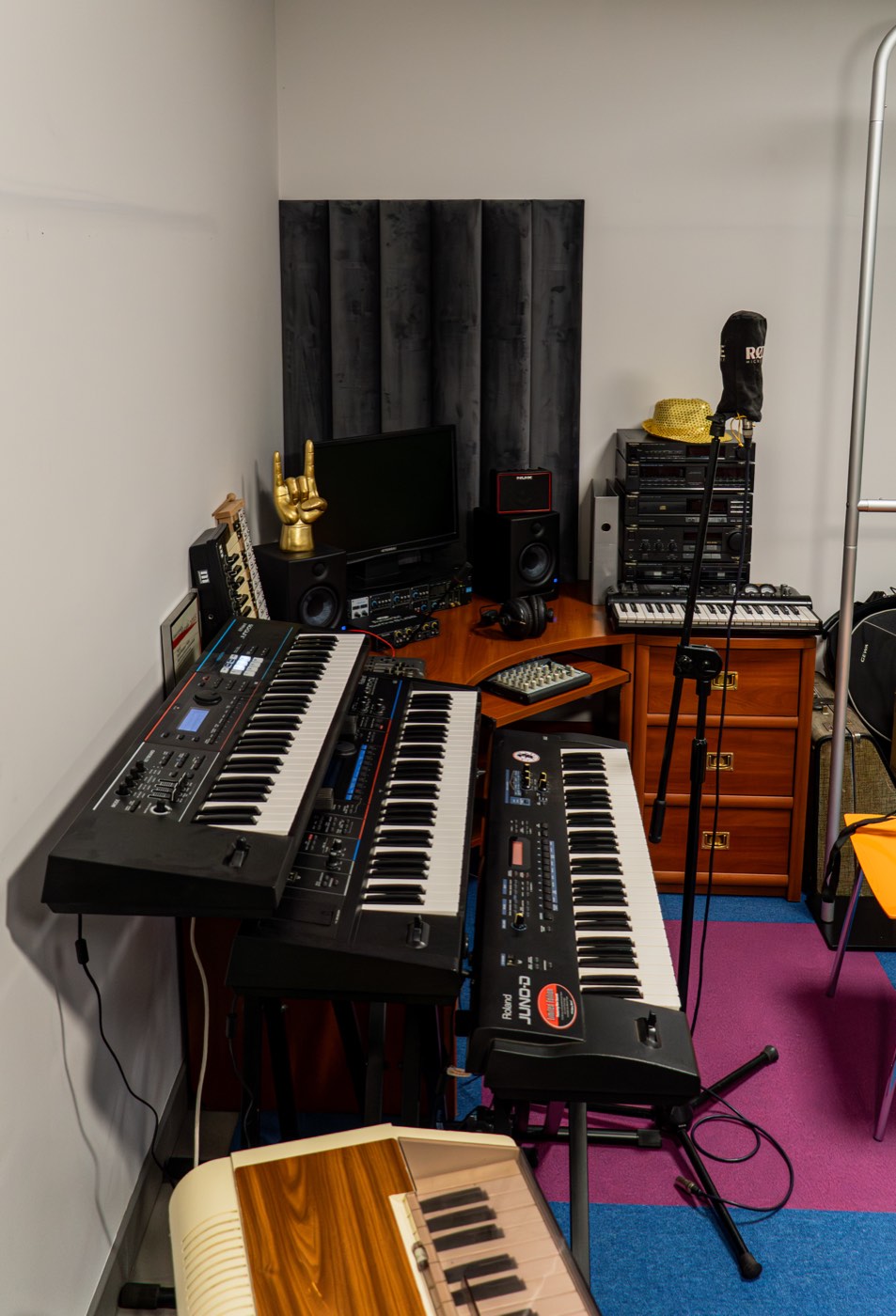 Zestaw instrumentów klawiszowych i syntezatorów w sali prób